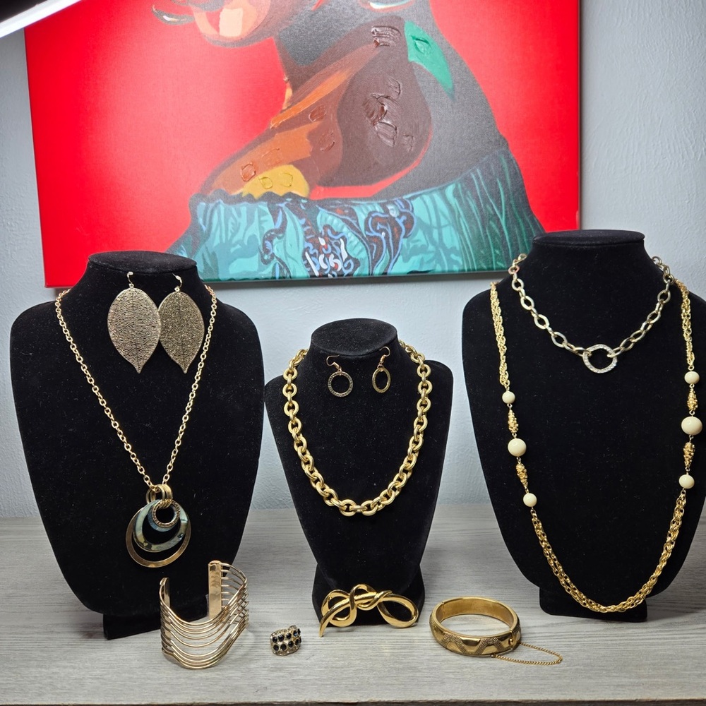 10 Piece Elegant Gold Tone Jewelry Set with Vintage Brooch
